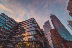 Jak urządzić balkon 6 m² w stylu „małe, ale z klasą”: strefy, składane meble, rośliny w pionie i sprytne przechowywanie—bez remontu i w budżecie.